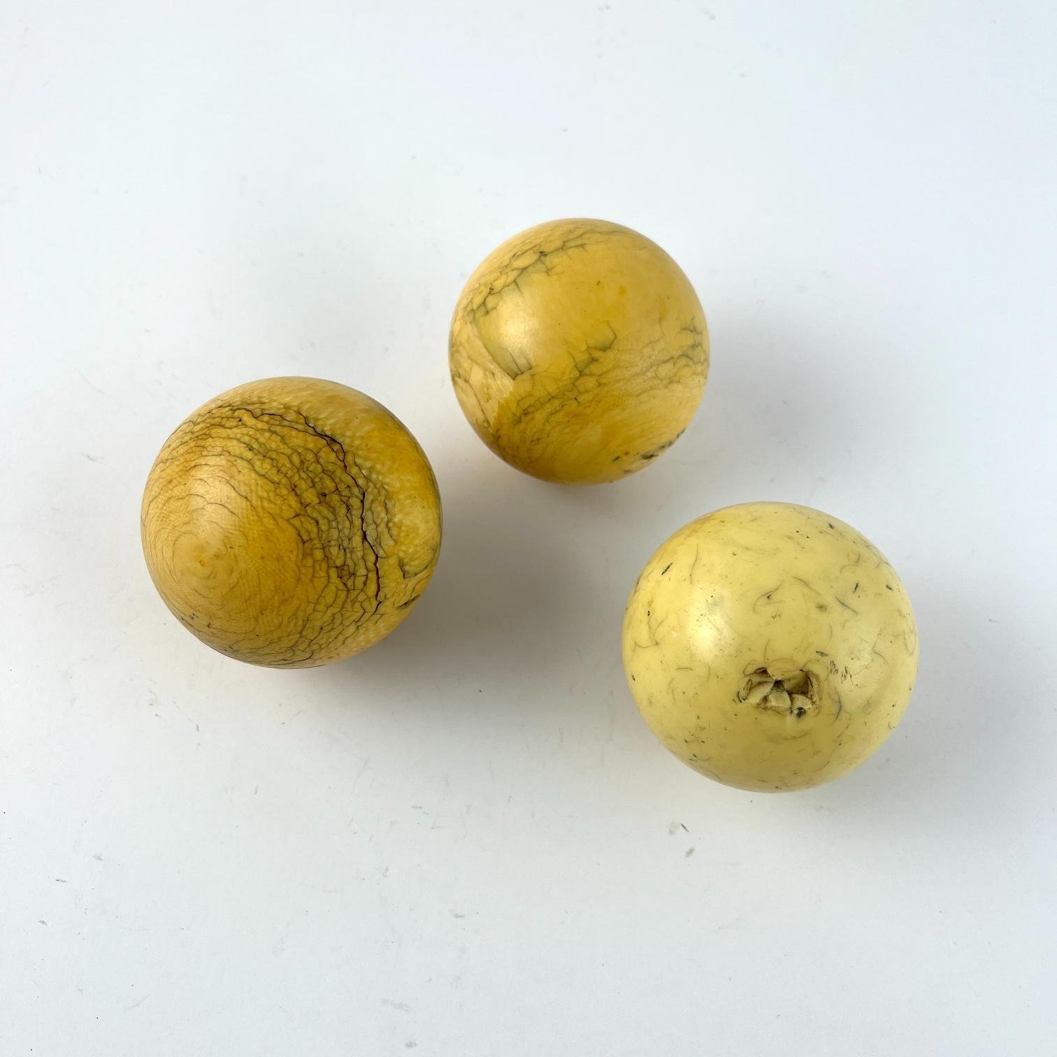 Juego de tres bolas de billar en marfil