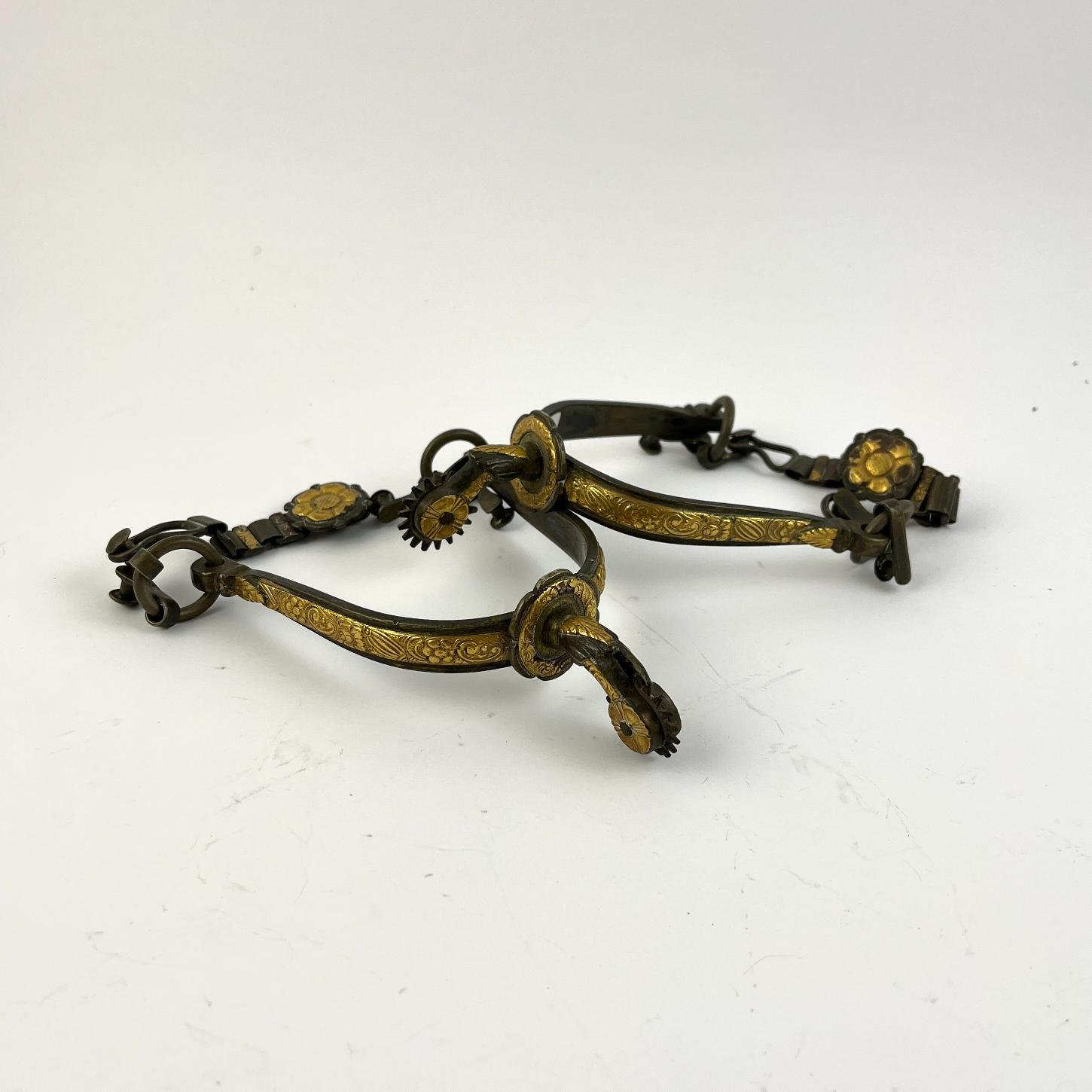 Par de espuelines en plata y oro