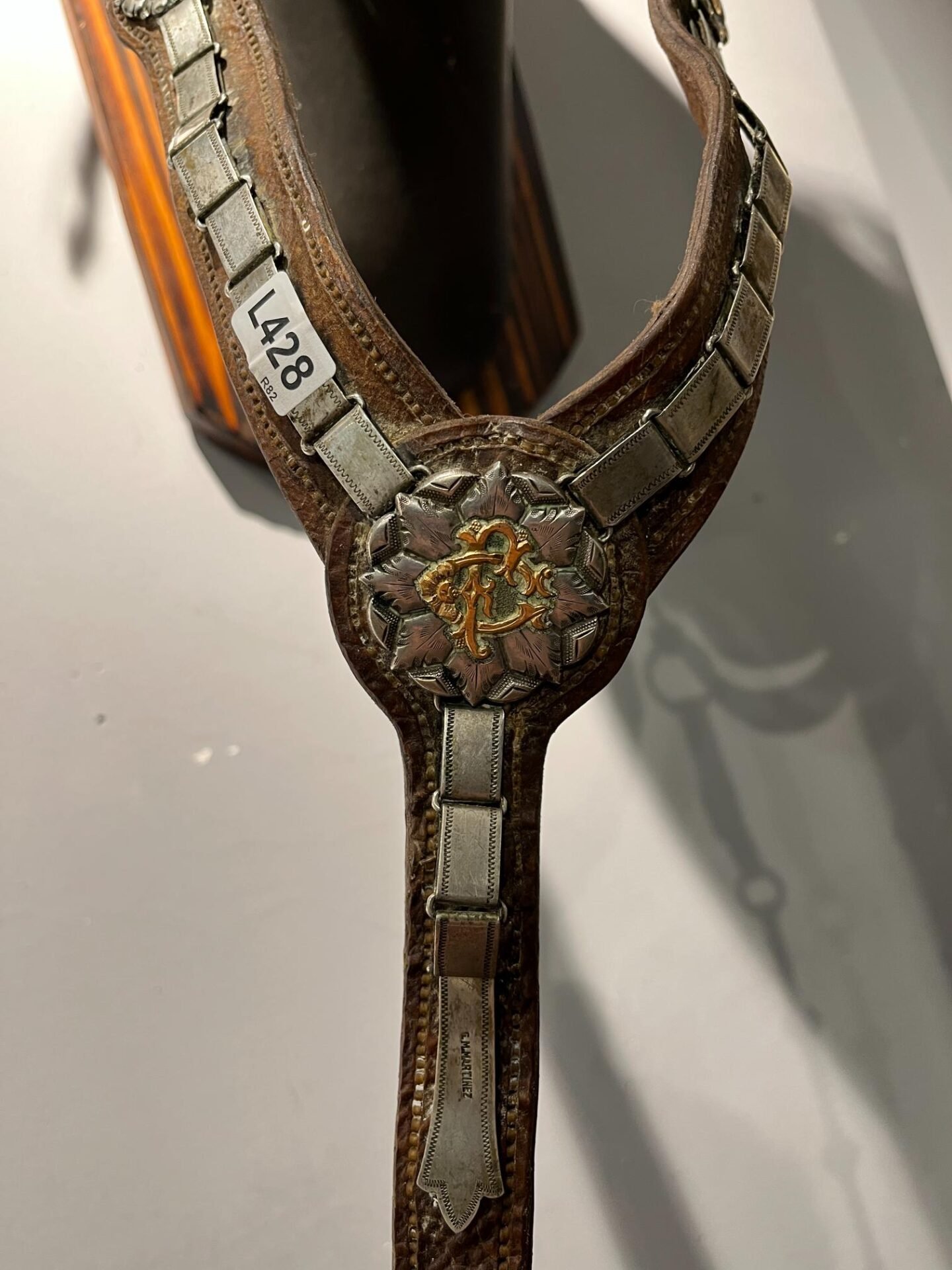 Pechera y medallón en cuero, plata y oro