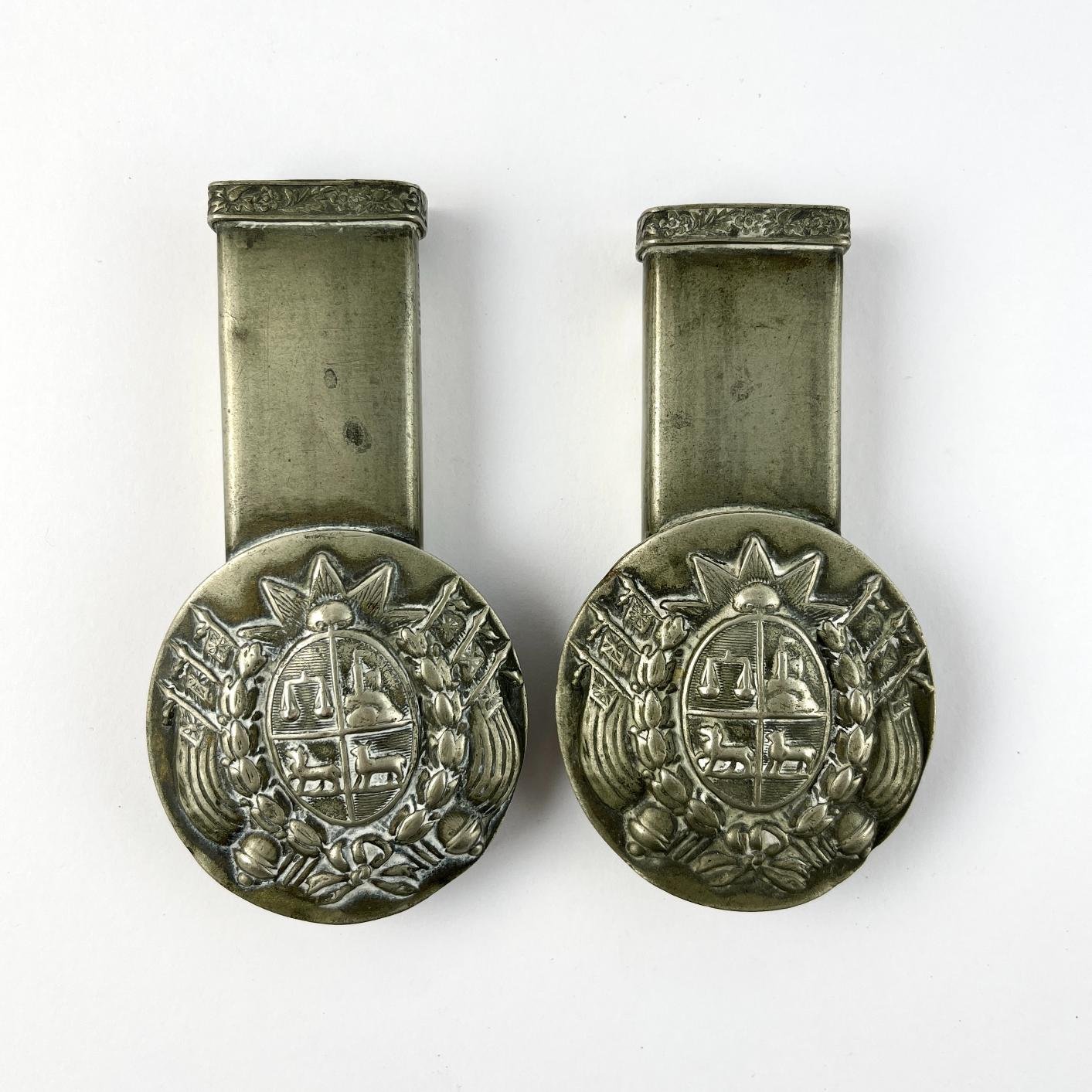 Par de pasadores en metal blanco