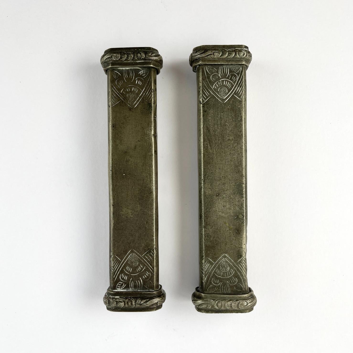 Par de pasadores en metal blanco