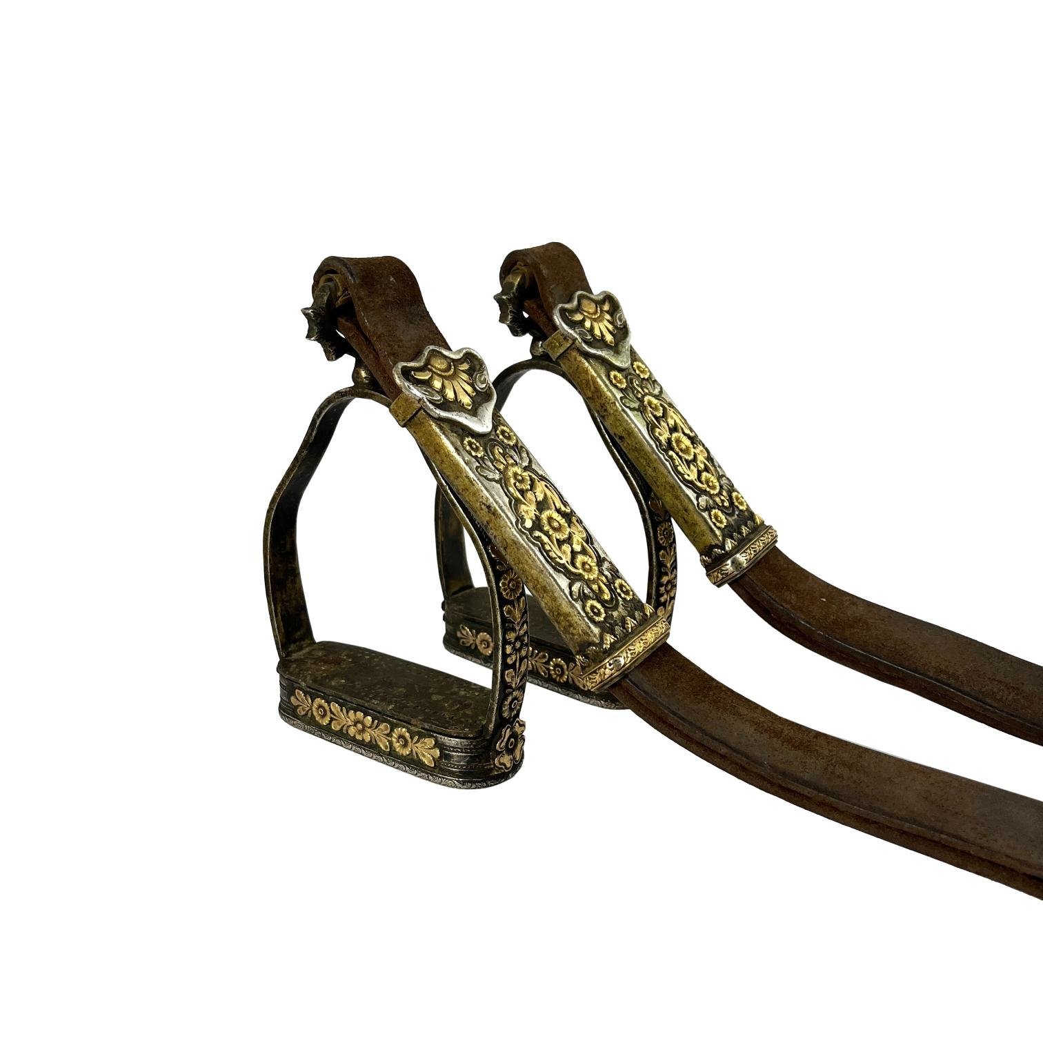 Par de estribos y pasadores en plata y oro