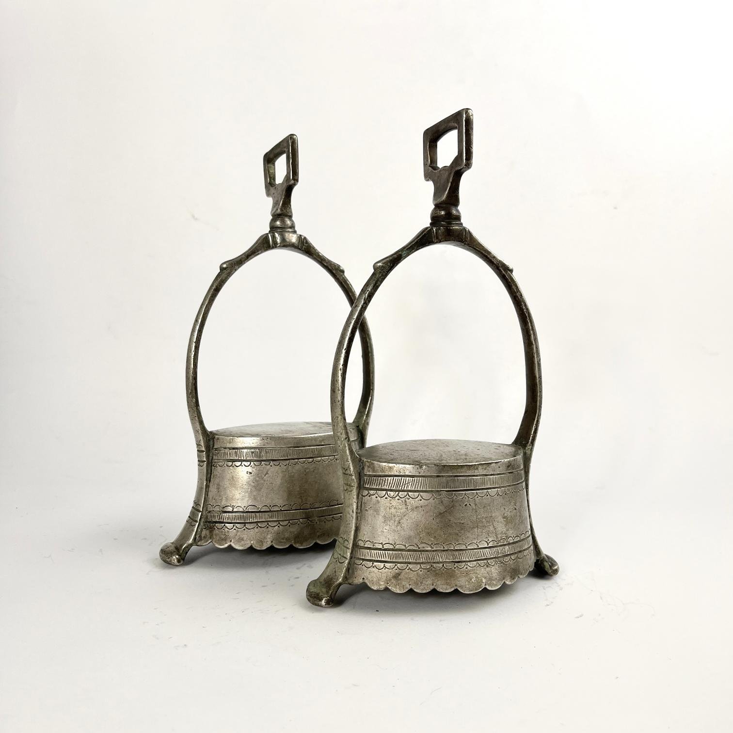 Par de estribos porteños en plata