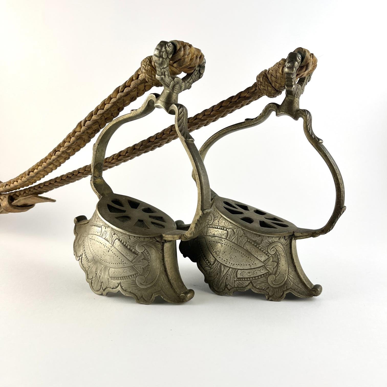 Par de estribos en metal blanco