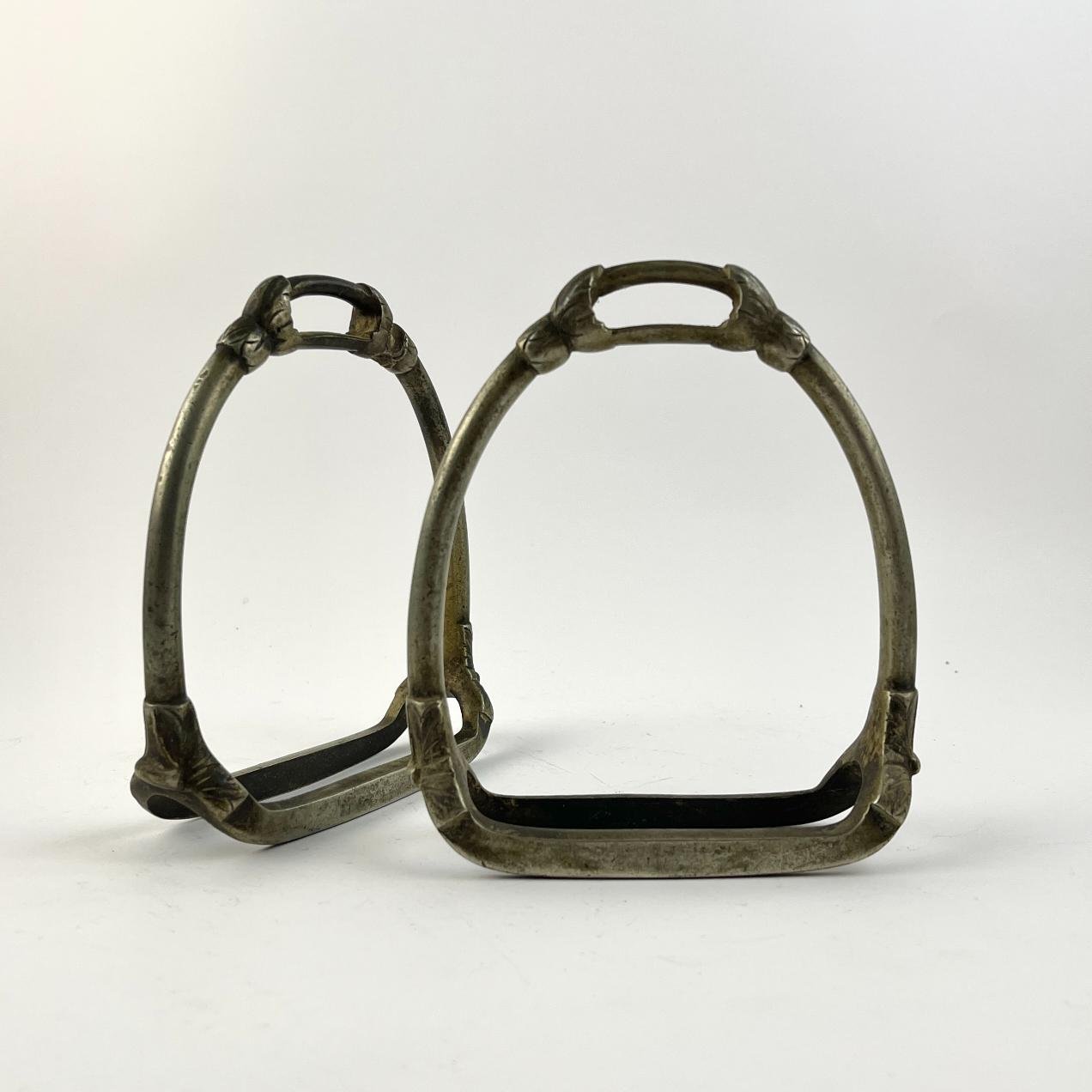 Par de estribos en metal "Cazador"