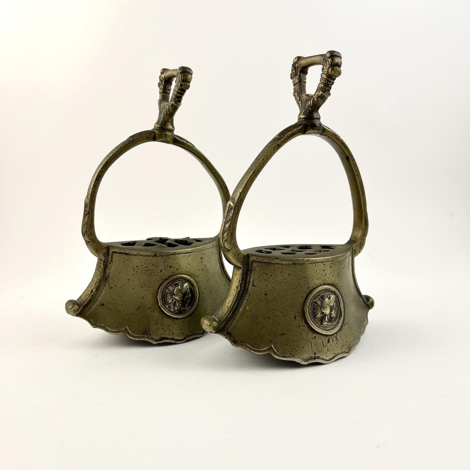 Par de estribos en metal blanco