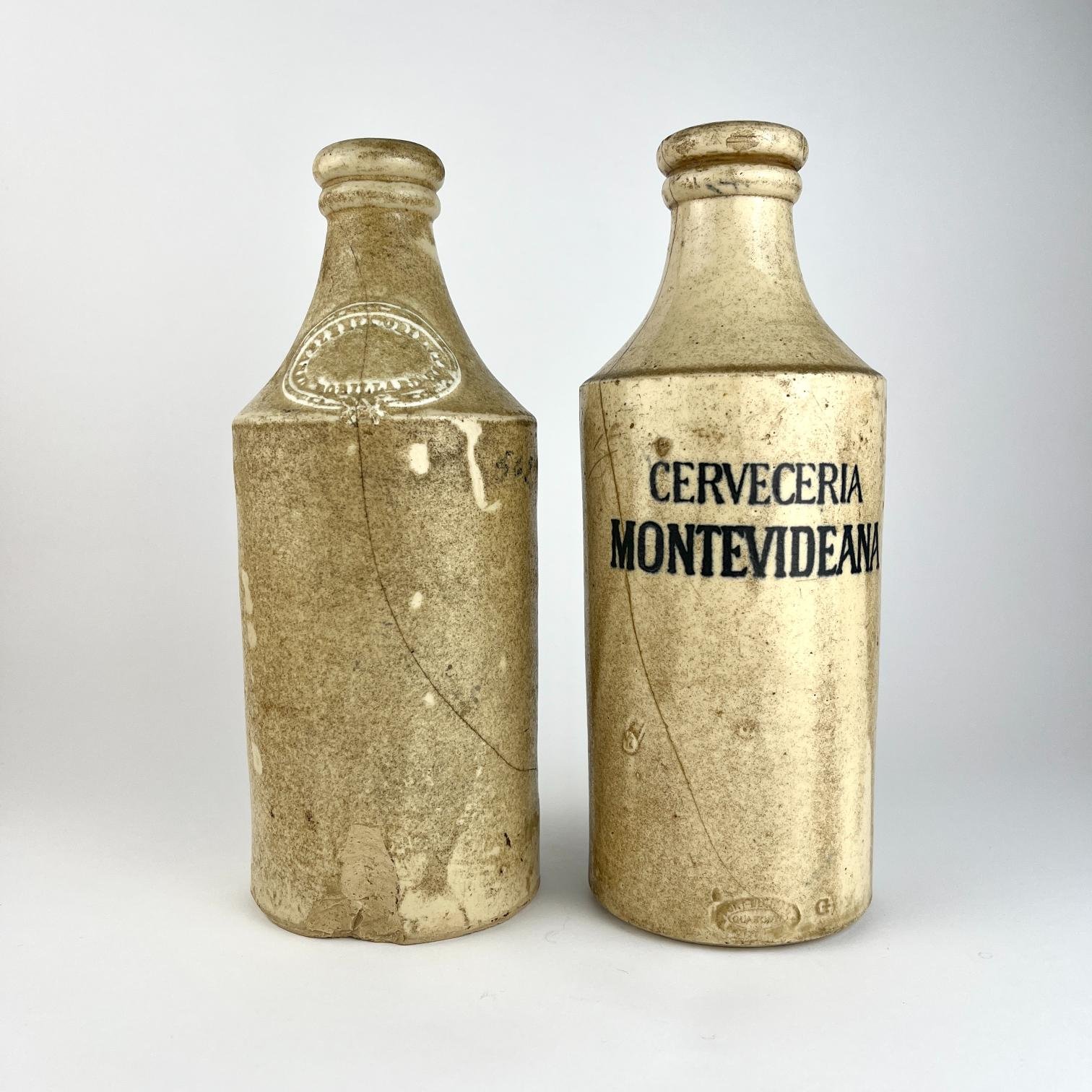 Dos botellas de cerveza en gres