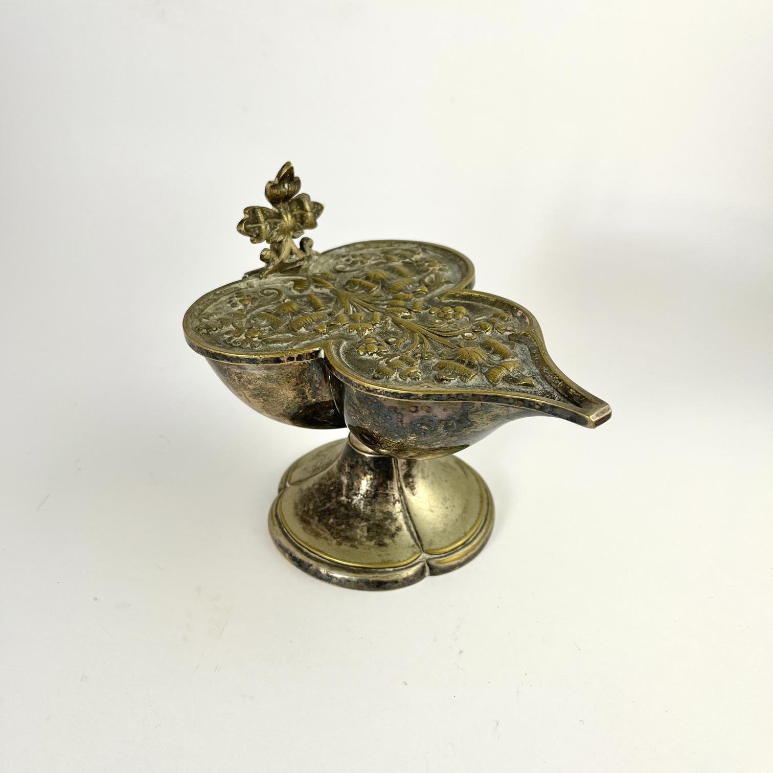 Naveta en metal plateado