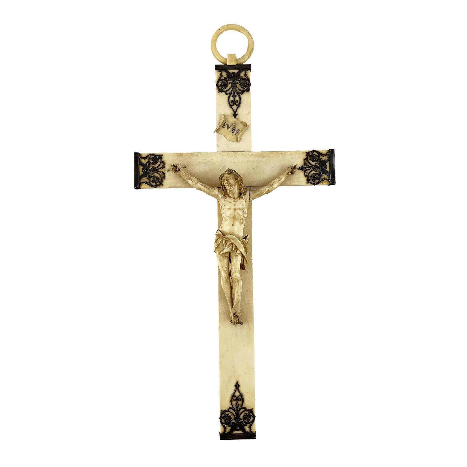 Crucifijo en marfil tallado