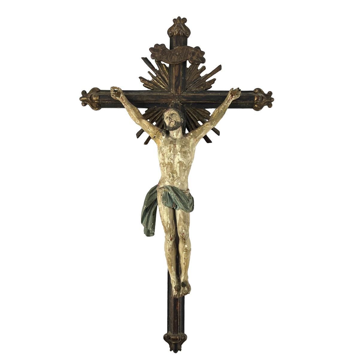 Crucifijo en madera tallada