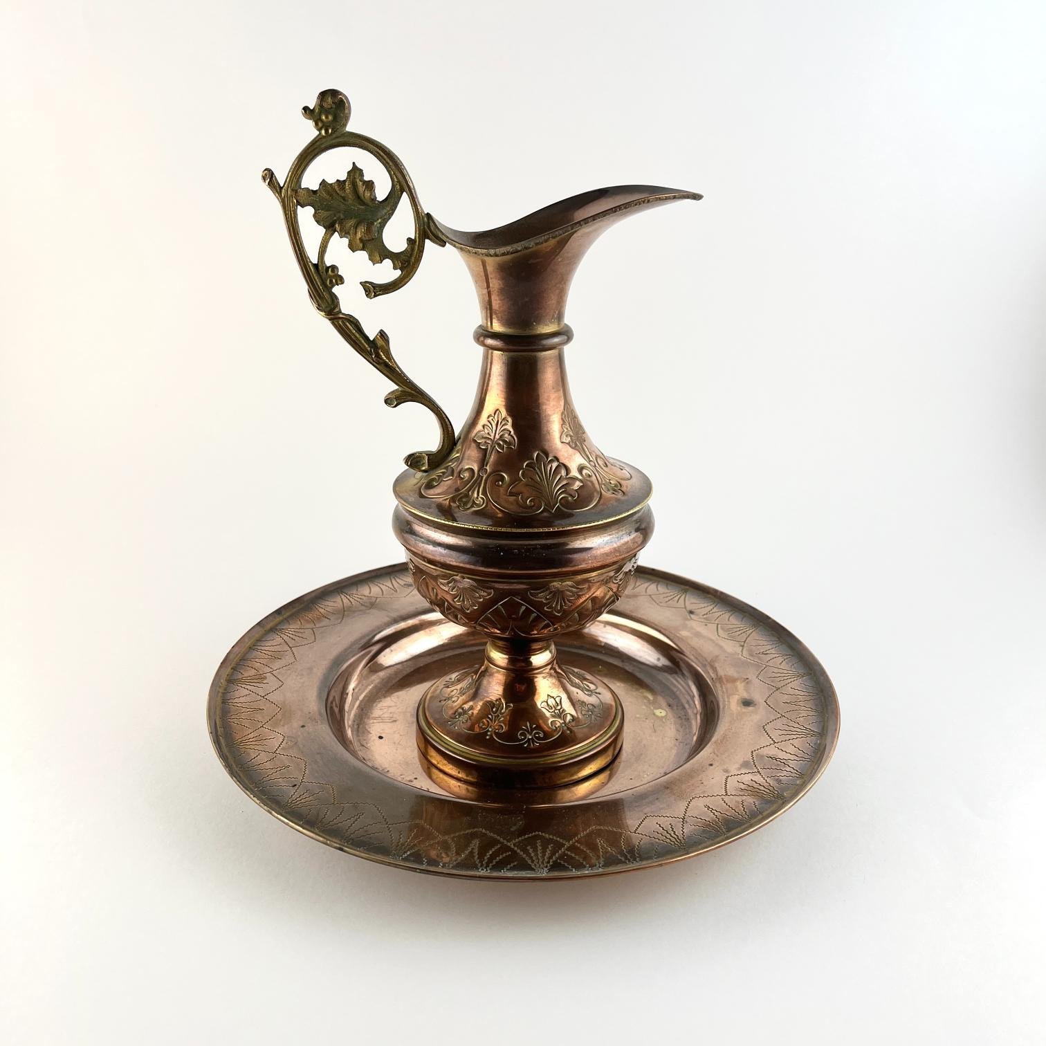 Jarra y plato en bronce