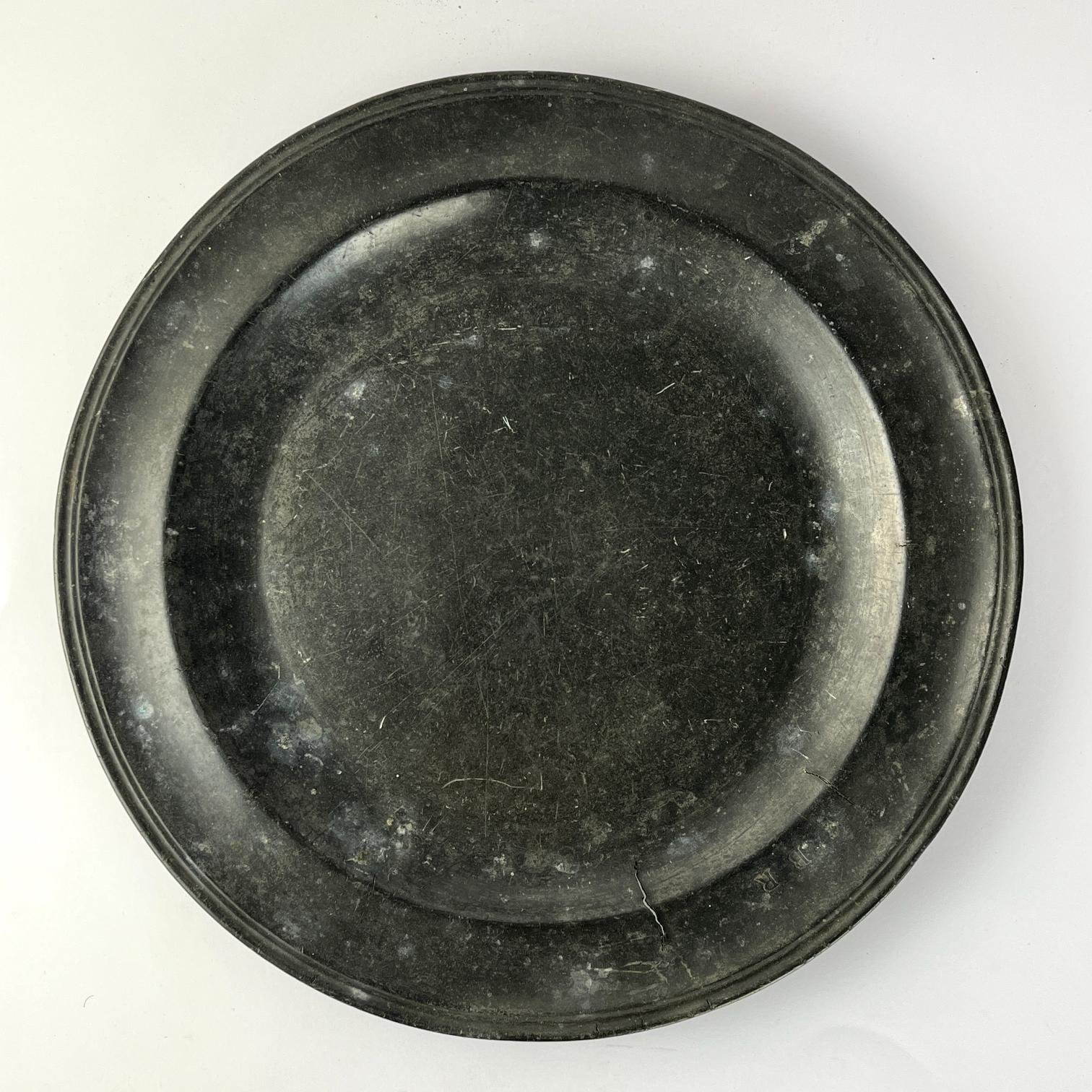 Tres platos en peltre