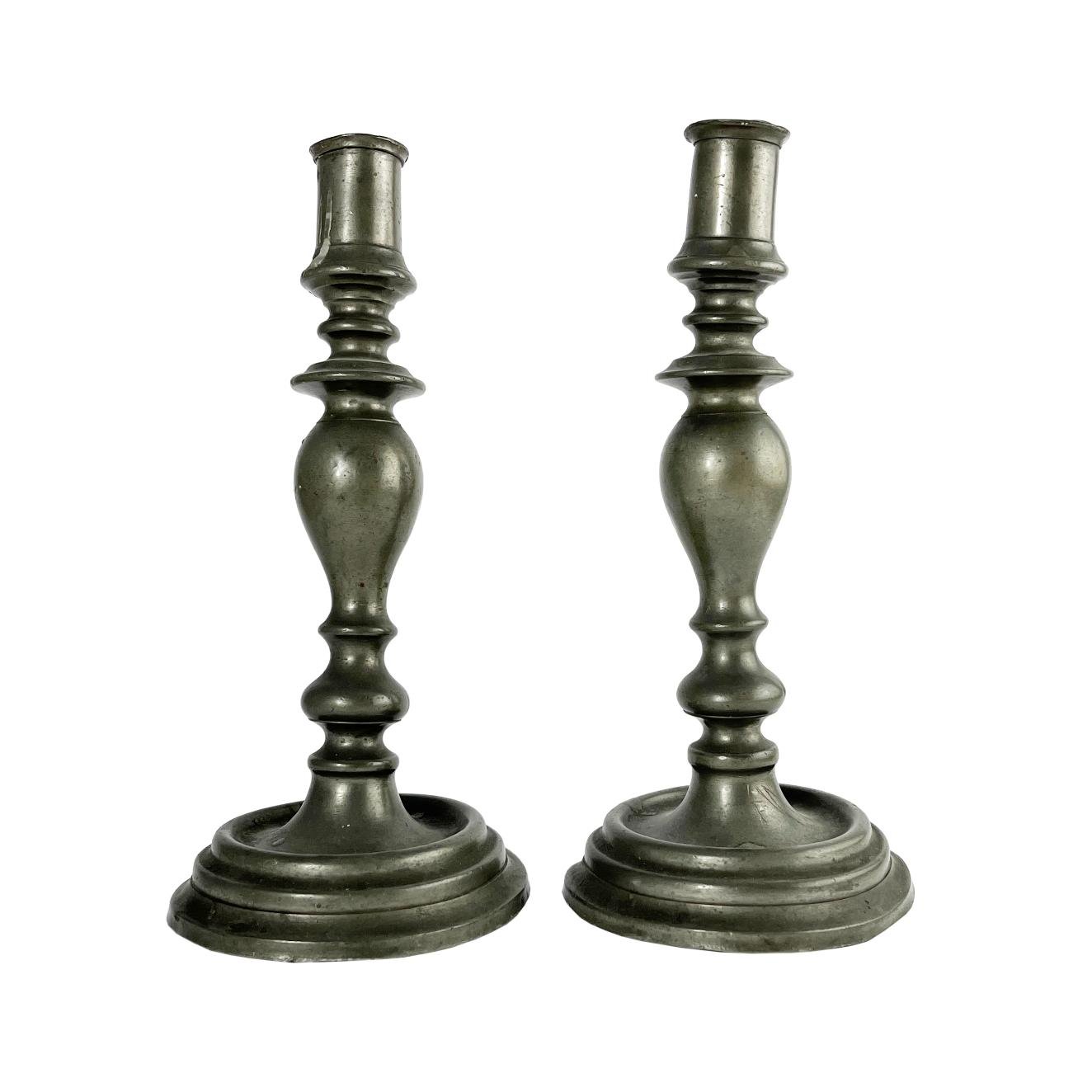 Par de candeleros en peltre