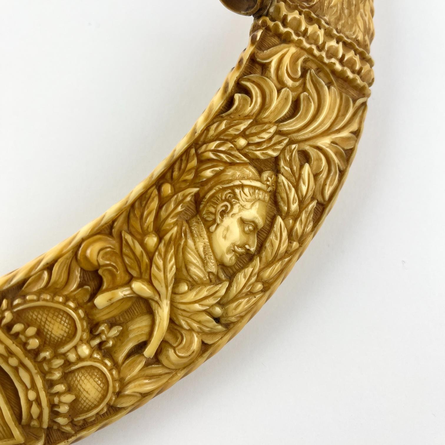 Polvorera ca. 1700 en colmillo de hipopótamo - Imagen 3